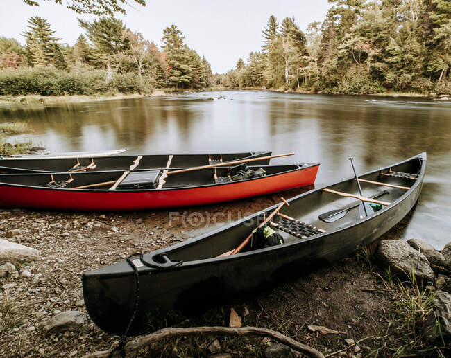 Човен на озері — стокове фото