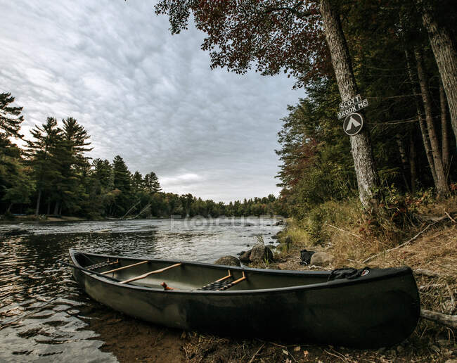 Fishing boat on the lake — Stock Photo
