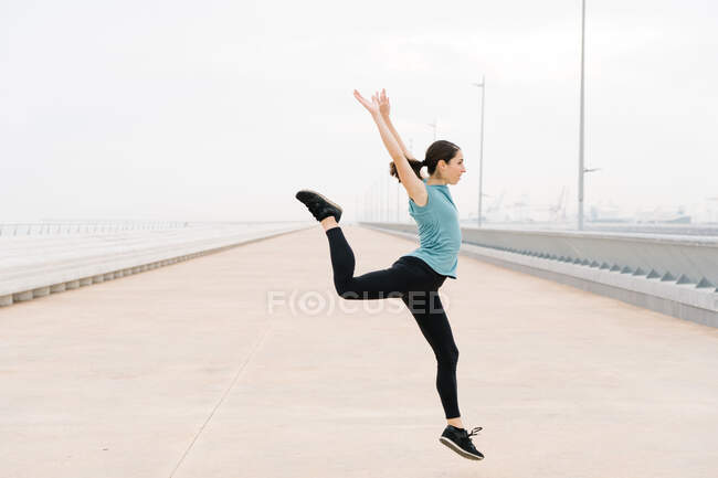 Tänzerin springt auf die Straße — Stockfoto