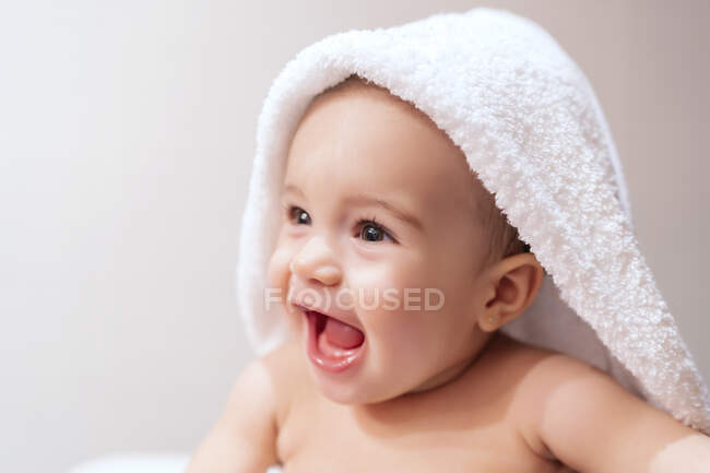Lindo bebê em sua toalha depois de um banho — Fotografia de Stock