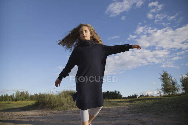 A girl with long hair is spinning close-up. — Stock Photo