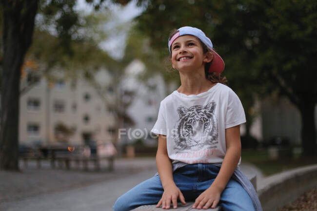 Retrato de cerca de una chica sonriente. - foto de stock
