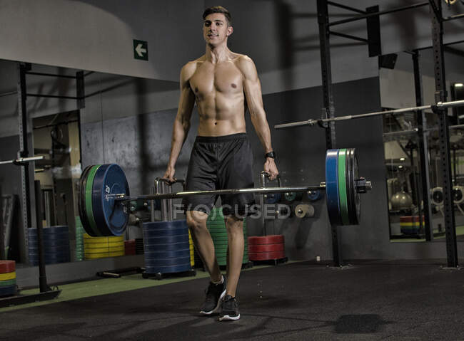 Athlète masculin travaillant à la salle de gym — Photo de stock