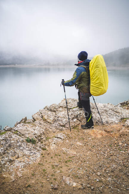 Hiker in front of reservoir in Cuber (Balearic Islands, Spain) — Stock Photo