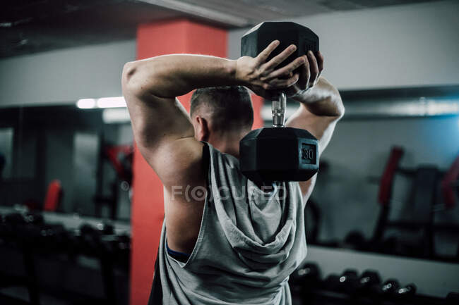 Homme fort s'entraînant dans une salle de gym — Photo de stock