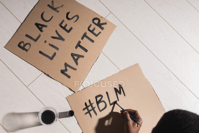 Black man writing poster Black Lives Matter, movimento sociale. — Foto stock