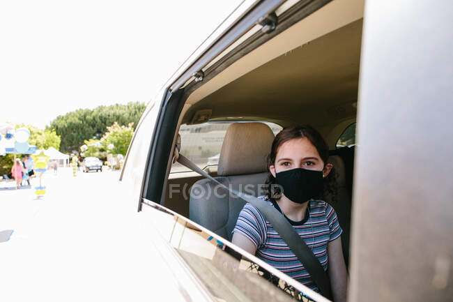 Adolescente chica en el coche durante su viaje a través de la graduación de la escuela media - foto de stock