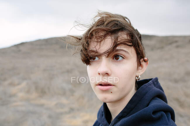 Дівчина-підліток з коротким коричневим волоссям виглядає назовні під час походу — стокове фото