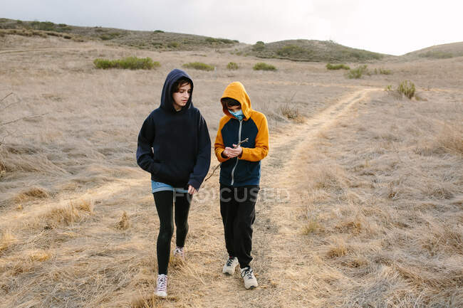 Sœur et frère marchent le long d'un sentier de randonnée en Californie du Sud — Photo de stock