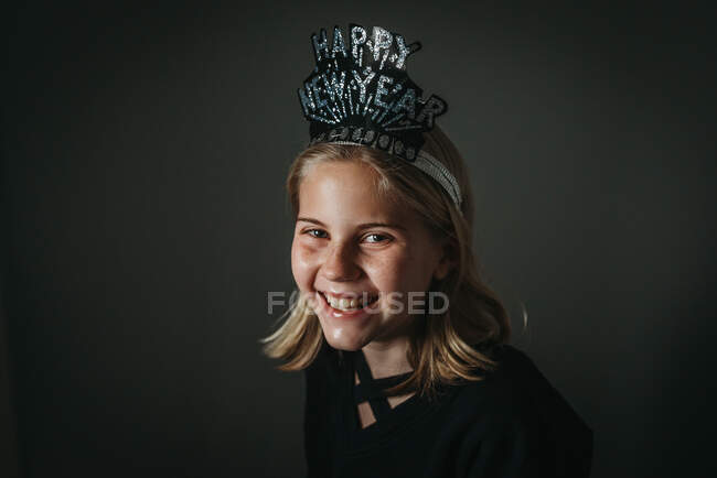 Retrato de menina com chapéu de Feliz Ano Novo sorrindo — Fotografia de Stock