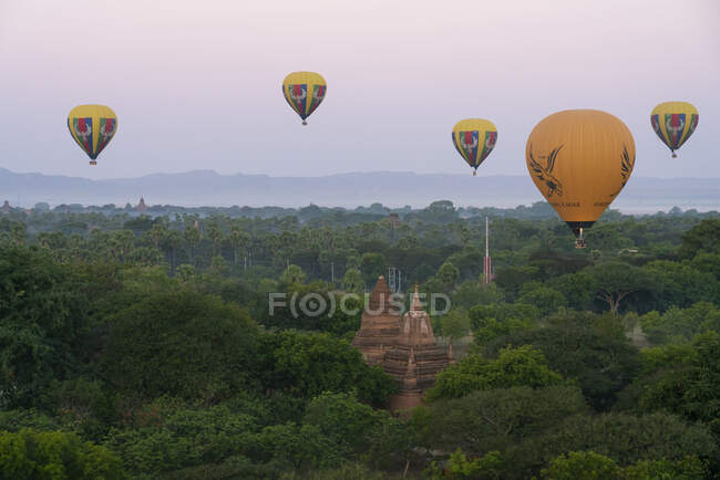 Antigo templo em Bagan e balões de ar quente antes do nascer do sol, UNESCO, Old Bagan, Mandalay Region, Myanmar — Fotografia de Stock