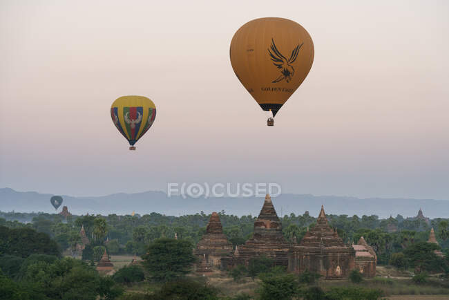 Ancien temple de Bagan et montgolfières avant le lever du soleil, UNESCO, Vieux Bagan, région de Mandalay, Myanmar — Photo de stock