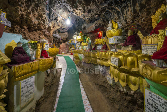 Statues de Bouddha à l'intérieur des grottes de Shwe Oo Min, Kalaw, canton de Kalaw, district de Taunggyi, État de Shan, Myanmar — Photo de stock