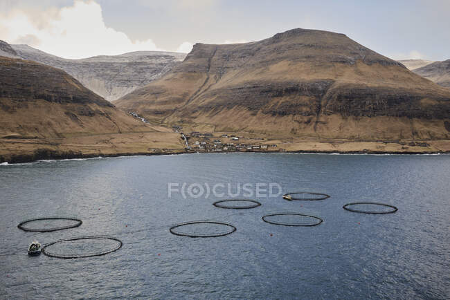 Redes de pesca na baía perto de Bur nas Ilhas Faroé — Fotografia de Stock