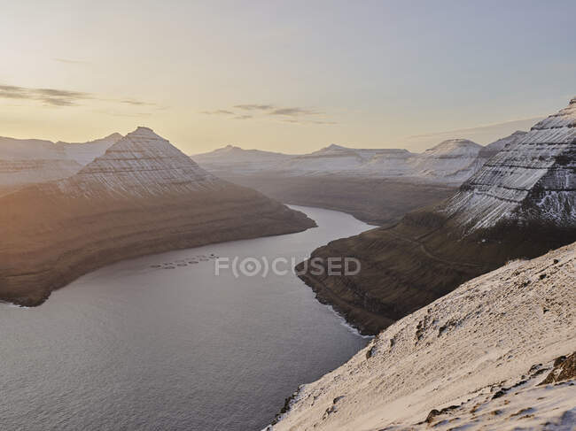 Montañas que se elevan del océano en las Islas Feroe - foto de stock