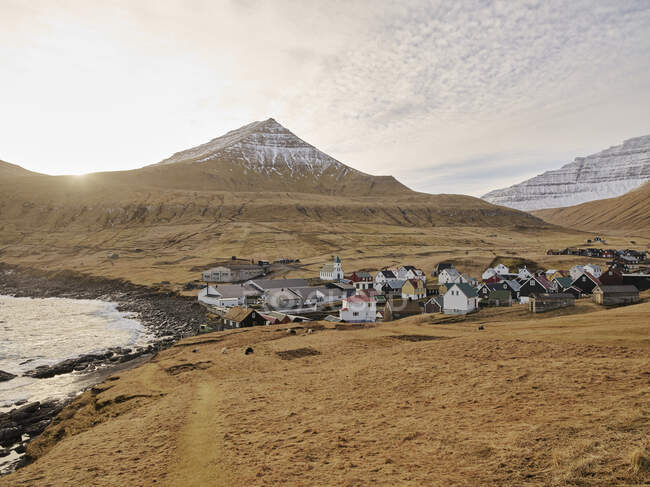 Ciudad de Gjogv en las Islas Feroe al amanecer - foto de stock