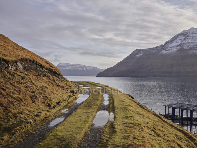 Schotterpiste entlang der Bucht auf den Färöern — Stockfoto