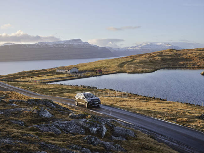 Isländisches Auto in den Bergen unterwegs — Stockfoto