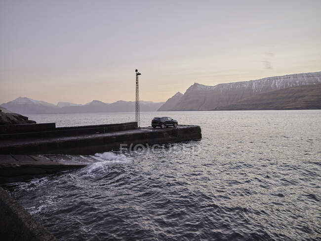 Auto am See in den Bergen, Reise — Stockfoto