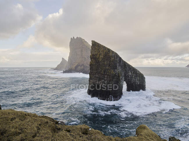 Montones de Drangarnir y Tindhlmur en las Islas Feroe - foto de stock