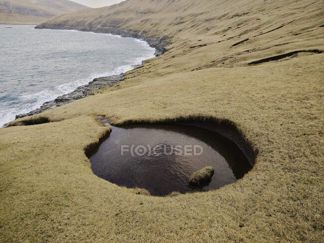 Furo de água ao longo da falésia nas Ilhas Faroé — Fotografia de Stock