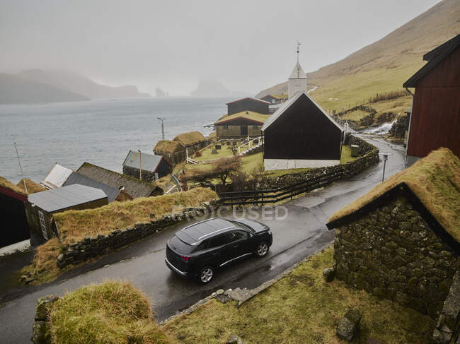 Car by the lake in mountains, travel — Stock Photo