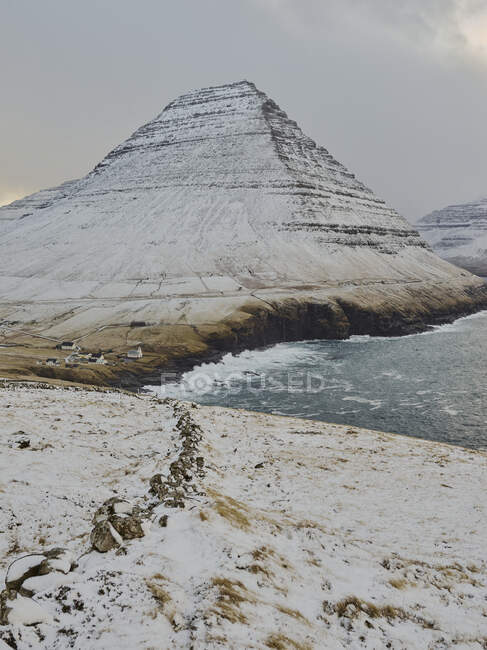 Montaña Malinsfjall cerca de Vidareidi en las Islas Feroe - foto de stock