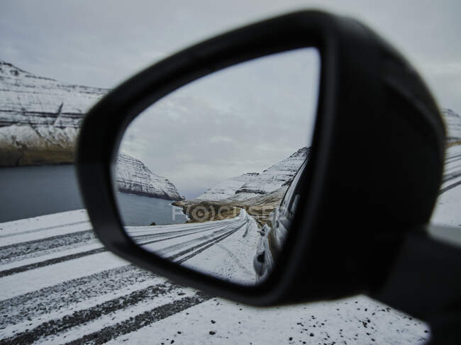 Вид на автомобиль на фоне горы — стоковое фото