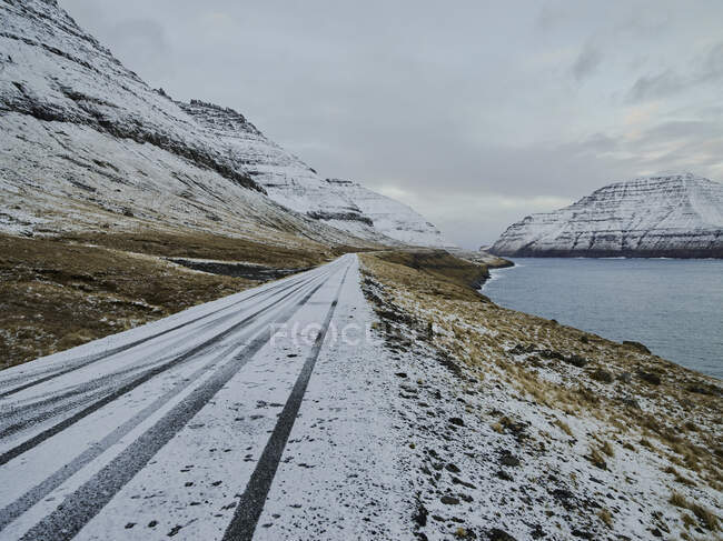 Снежная дорога на Фарерских островах — стоковое фото