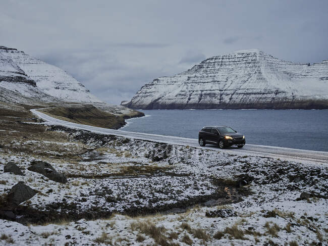 Auto sulla spiaggia delle isole Faroe — Foto stock