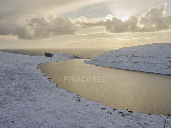 Vista aérea do lago Leitisvatn nas Ilhas Faroé — Fotografia de Stock