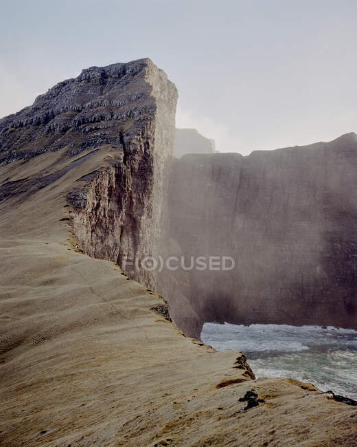 Enormi scogliere vicino al mare di Drangarnir nelle Isole Faroe — Foto stock