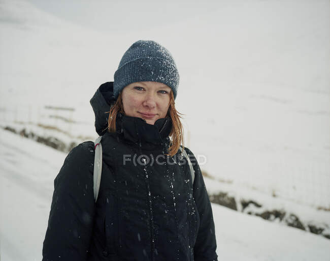 Mujer joven viajando por las montañas junto al lago - foto de stock