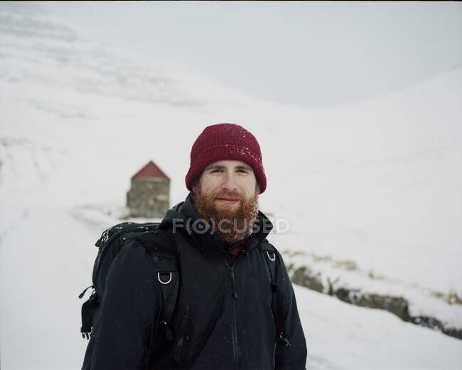 Young man  traveling  in the mountains by the lake — Stock Photo
