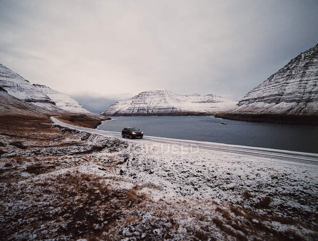 Coche moderno en las montañas en invierno - foto de stock