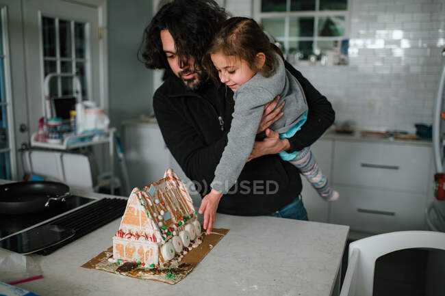 Pai e filha admirando terminou casa de gengibre — Fotografia de Stock