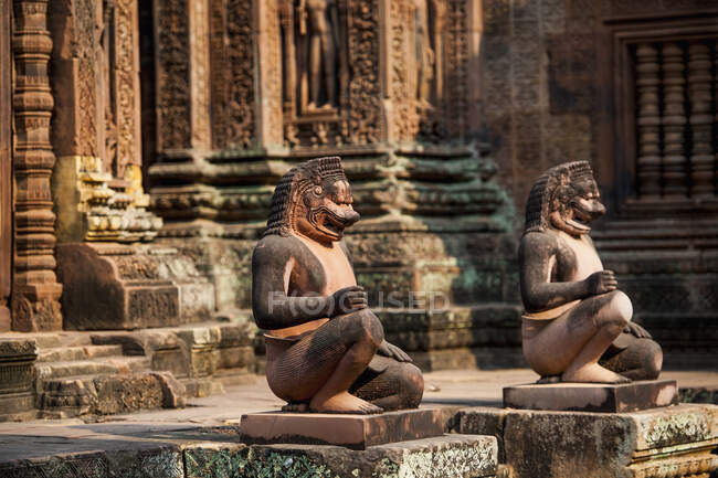 Esculturas en las ruinas antiguas de Angkor Wat - foto de stock