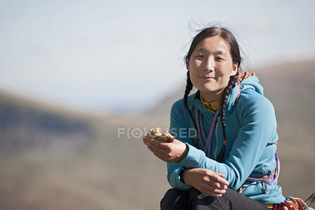 Frau isst Sandwich auf Tryfan in Nordwales — Stockfoto