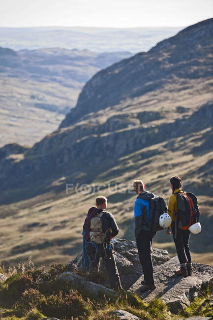 Groupe d'alpinistes au belvédère sur Tryfan dans le nord du Pays de Galles — Photo de stock