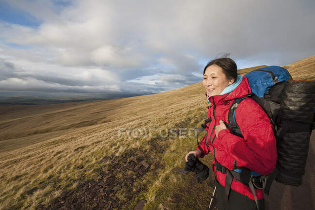 Жіночий турист, який піднімається до Пен - І Фан в Уельсі. — стокове фото