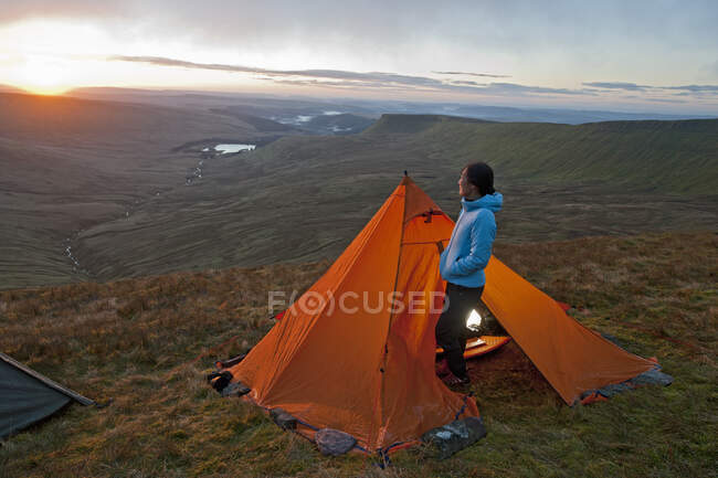 Un'escursionista si sveglia su Pen Y Fan in Galles — Foto stock