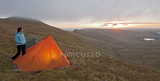 Female hiker wakes up on Pen Y Fan in Wales — Stock Photo