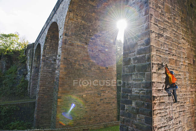 Man climbing up on man made viaduct in Sheffield — Stock Photo
