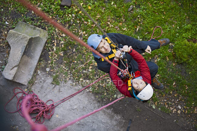 Casal praticando resgate de corda alta no Reino Unido — Fotografia de Stock