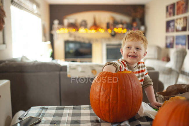 Хлопчик Тоддлер 3-4 роки розбирає гарбузове насіння своїми руками — стокове фото