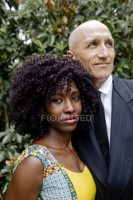 Beau couple interracial posant dans le jardin — Photo de stock