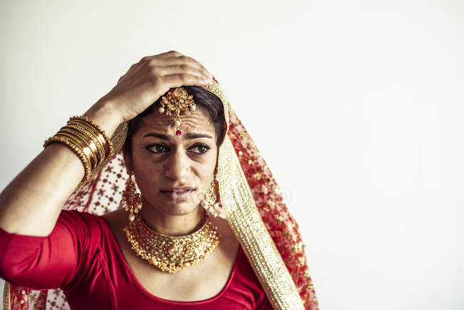 Braut zieht nervös komischen Gesichtsausdruck mit rotem Schleier vor Hochzeit — Stockfoto