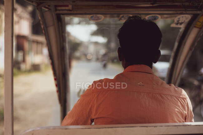 View from behind through autorickshaw taxi drivers window in India — Stock Photo