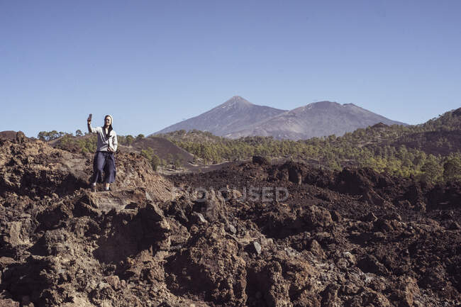 Пешеход делает селфи на камеру телефона один в горах на острове — стоковое фото