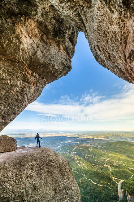 Jeune homme dans la montagne Montserrat — Photo de stock